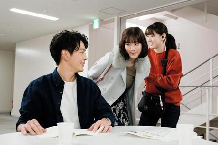 打ち合わせ中のプロデューサーを目で誘う秋吉まりあ（左から中林大樹、筧美和子、水上京香）
