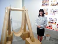 段ボールで製作したブランコの前で笑顔を見せるＮＭＢ４８・南羽諒＝大阪市内