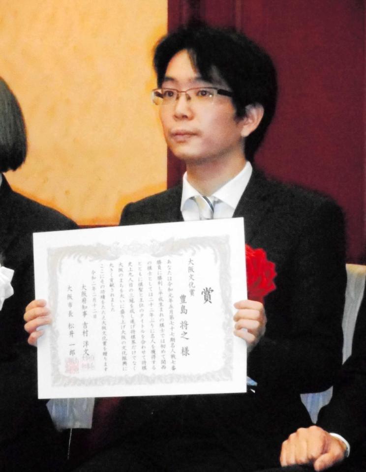 　大阪文化賞を受賞した豊島将之竜王・名人＝大阪市内