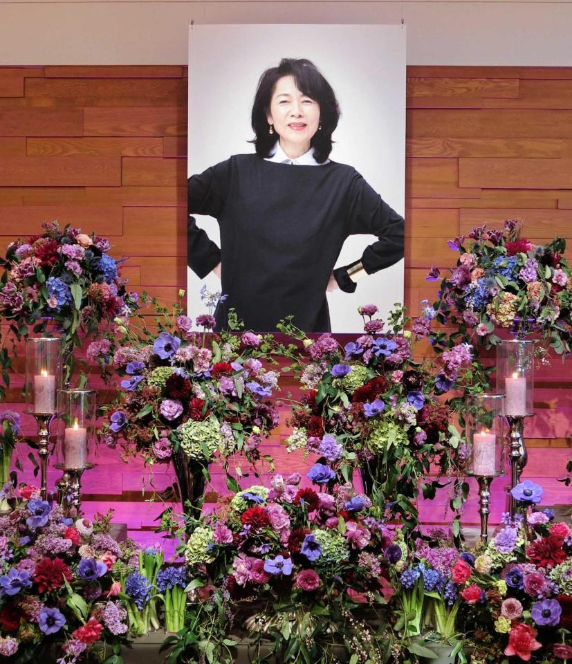 　祭壇に掲げられた木内みどりさんの遺影＝都内