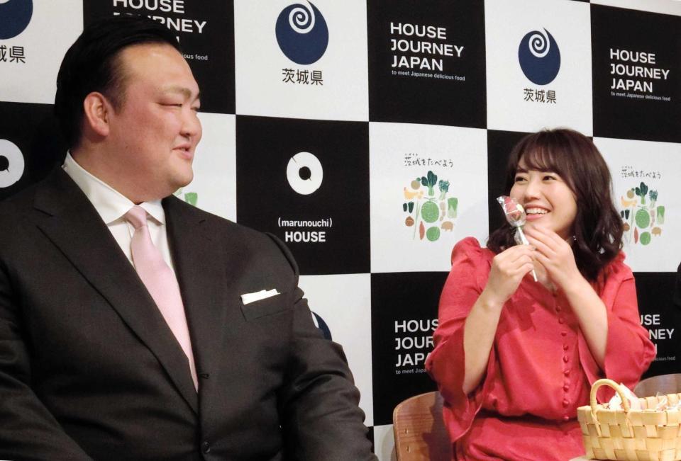 　スイーツを手に笑顔を見せる磯山さやか（右）と荒磯親方＝東京・新丸ビル