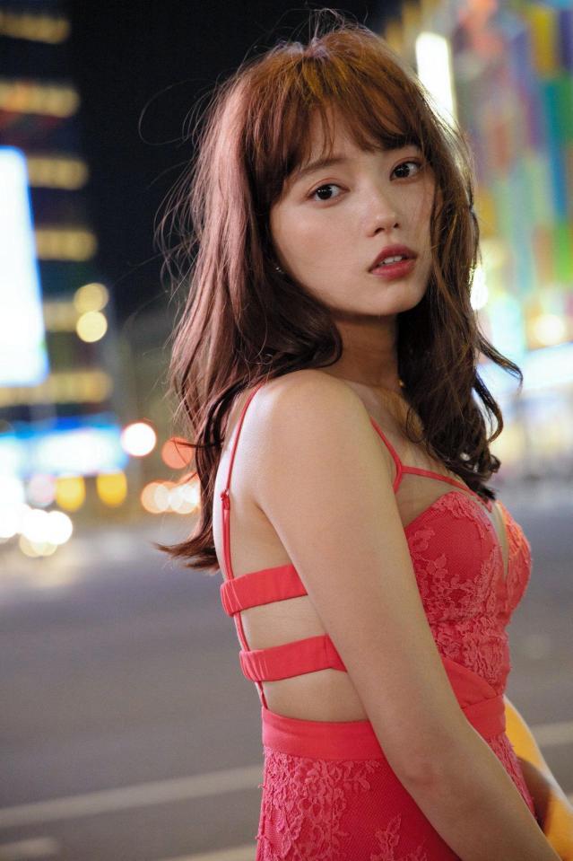 念願の写真集を発売した小室さやか