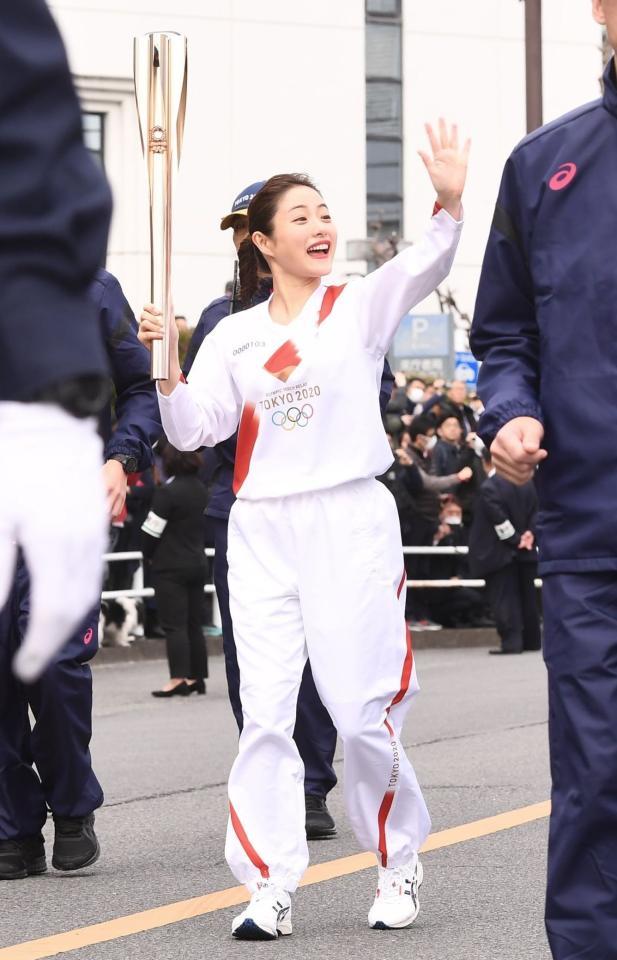 　聖火リレーのリハーサルをする石原さとみ＝羽村市役所前（撮影・園田高夫）