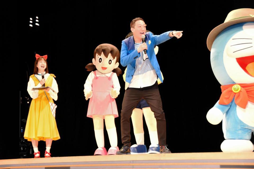 トークを盛り上げる高橋茂雄（中央）と弘中綾香アナ（左端）＝東京・東京国際フォーラム