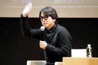 　個展開催を記念したトークショーを行った藤井フミヤ＝大阪市・阪急うめだホール