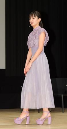 新人賞を受賞し、登壇する関水渚＝東京・イイノホール（撮影・金田祐二）