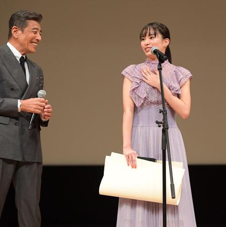 舘ひろし（左）に新人賞を祝福され笑顔の関水渚＝東京・イイノホール（撮影・金田祐二）