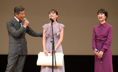 舘ひろし（左）、門脇麦（右）に新人賞を祝福され笑顔の関水渚＝東京・イイノホール（撮影・金田祐二）