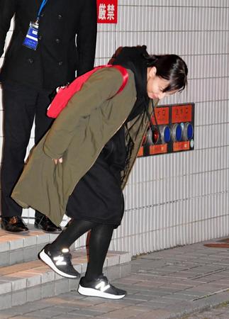 公演を終え、報道陣にお辞儀をしながら会場を後にする鈴木杏樹＝広島・ＪＭＳアステールプラザ（撮影・吉澤敬太）