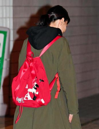 ひつじのショーンのリュックを背負い会場を後にする鈴木杏樹＝広島・ＪＭＳアステールプラザ（撮影・吉澤敬太）