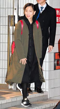 公演を終え、会場を出る鈴木杏樹＝広島市内（撮影・吉澤敬太）