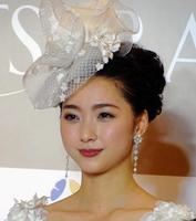 桂由美氏の55周年記念コレクションにウエディングドレス姿で登場した畠山愛理＝都内のホテルオークラ