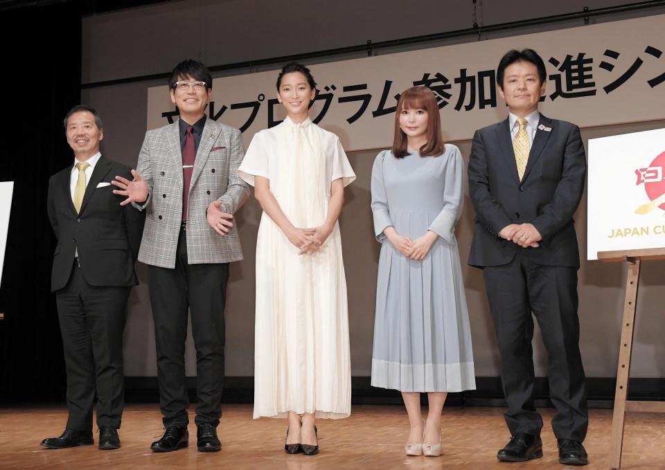 文化プログラム参加促進シンポジウムに出席した（左から）秋元雄史氏、古坂大魔王、杏、中川翔子、坪田知広氏＝東京都千代田区の全電通労働会館多目的ホール（撮影・中田匡峻）