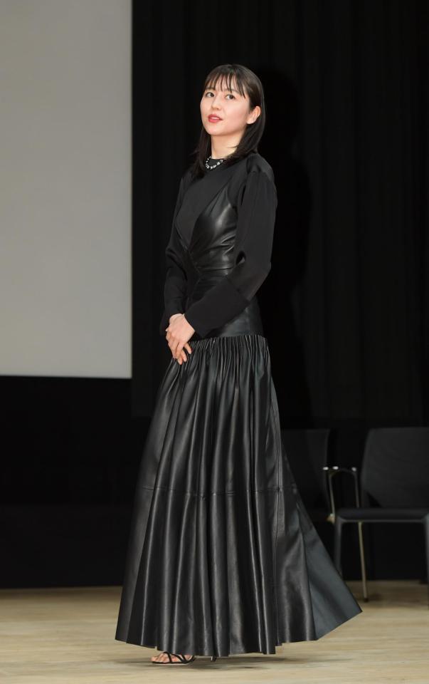 黒のドレスで登壇する長澤まさみ＝東京・イイノホール（撮影・金田祐二）