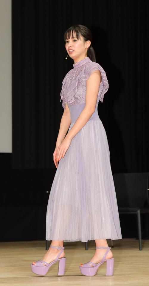 新人賞を受賞し、登壇する関水渚＝東京・イイノホール（撮影・金田祐二）