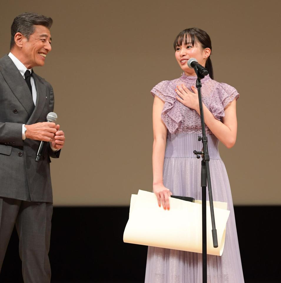 舘ひろし（左）に新人賞を祝福され笑顔の関水渚＝東京・イイノホール（撮影・金田祐二）