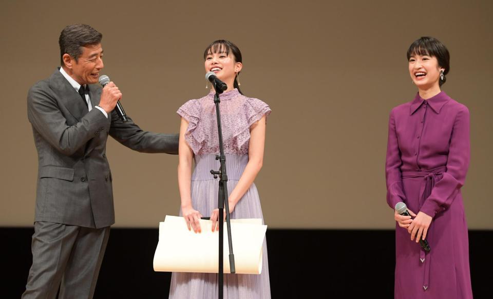 舘ひろし（左）、門脇麦（右）に新人賞を祝福され笑顔の関水渚＝東京・イイノホール（撮影・金田祐二）