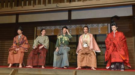 和やかな雰囲気で会見する（左から）安藤政信、間宮祥太朗、長谷川博己、ユースケ・サンタマリア、本郷奏多＝東京・ＮＨＫ（撮影・金田祐二）