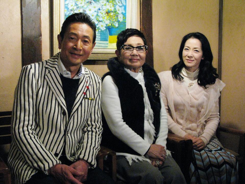 　「おとな旅あるき旅９０分ＳＰ」のロケを行った（左から）三田村邦彦、泉ピン子、坂本冬美＝奈良市内