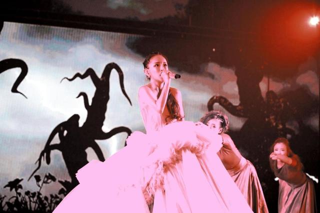 浜崎あゆみ 出産公表後初ライブ 顔も腕もほっそり、涙声の場面も/芸能