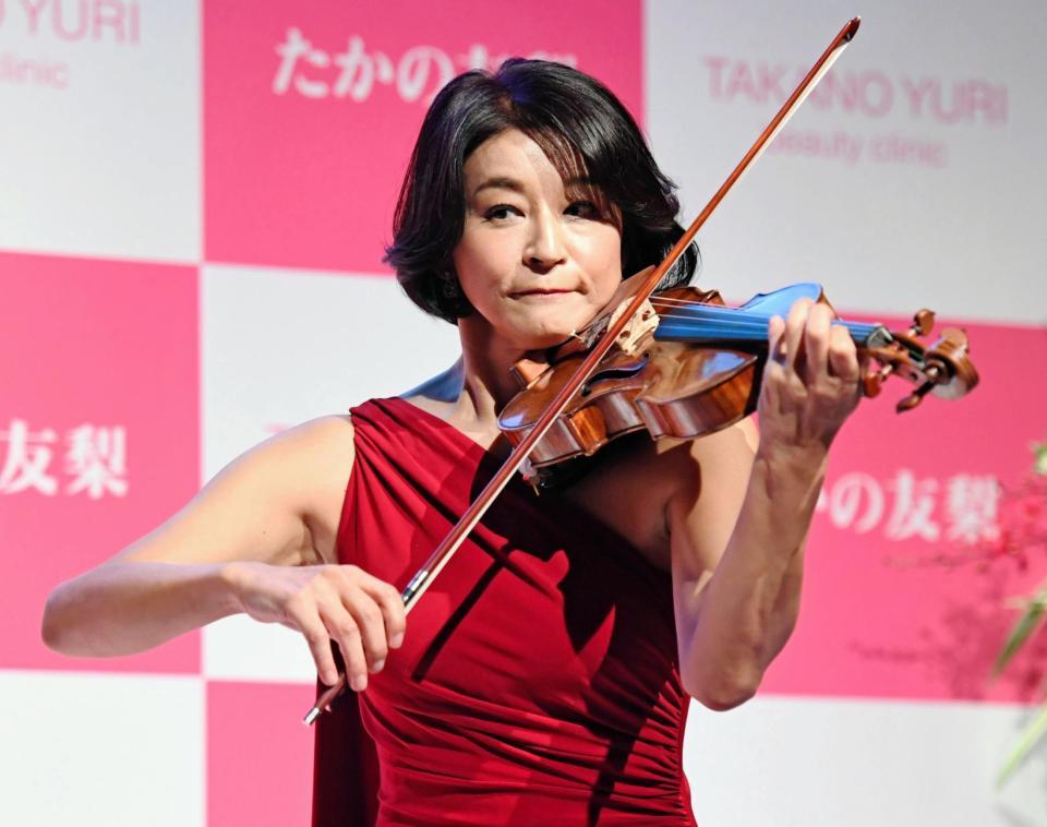 ヴァイオリンの生演奏を披露する高嶋ちさ子＝パークハイアット東京（撮影・棚橋慶太）