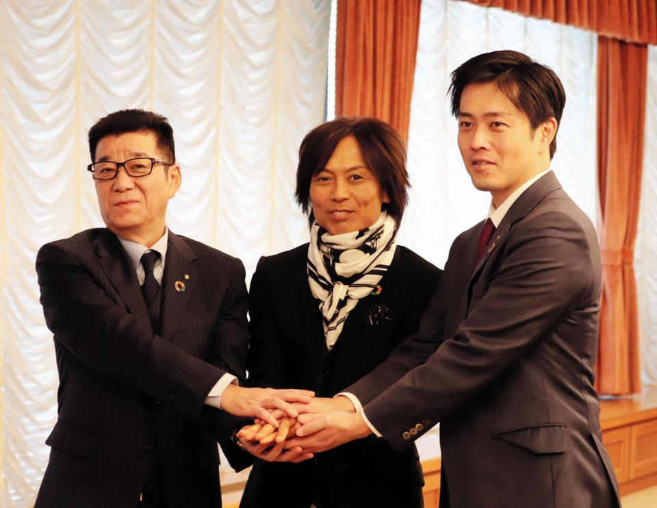 松井一郎大阪市長（左）、吉村洋文大阪府知事（右）を表敬訪問したつんく♂＝大阪市役所