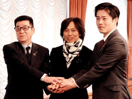 　松井一郎大阪市長（左）、吉村洋文大阪府知事（右）を表敬訪問したつんく♂＝大阪市役所
