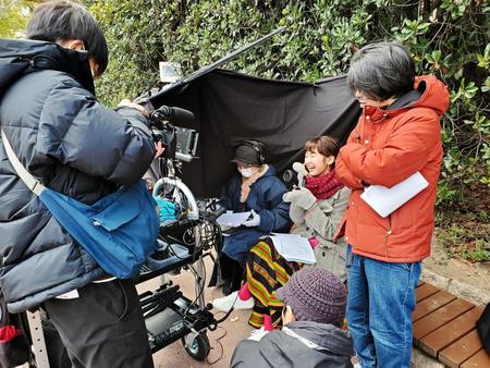 番組内ドラマで監督・主演・脚本を担当したカンテレの竹上萌奈アナウンサー（右から２人目）