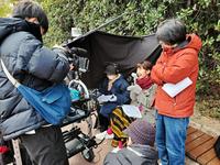 番組内ドラマで監督・主演・脚本を担当したカンテレの竹上萌奈アナウンサー（右から２人目）