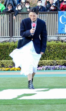東京競馬場の最終レース後に行われたイベントで、パドックで強風にあおられてよろける川口春菜