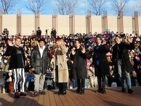 関西で初のイベントを行ったＥＸＩＬＥ　ＴＨＥ　ＳＥＣＯＮＤの（左から）ＥＸＩＬＥ　ＳＨＯＫＩＣＨＩ、ＥＸＩＬＥ　ＮＥＳＭＩＴＨ、黒木啓司、ＥＸＩＬＥ　ＴＥＴＳＵＹＡ、橘ケンチ、ＥＸＩＬＥ　ＡＫＩＲＡ＝兵庫・阪急西宮ガーデンズ
