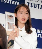 自身のカレンダーのセクシーショットを披露する飯豊まりえ＝ＳＨＩＢＵＹＡ　ＴＳＵＴＡＹＡ（撮影・堀内翔）