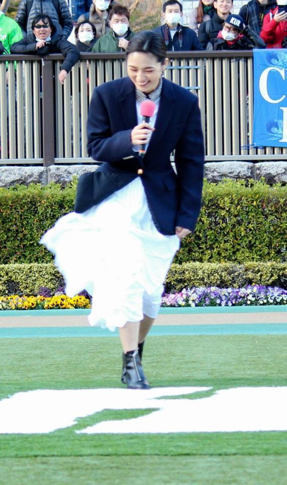 川口春奈 歓声が地響きみたい 風でスカートふわり 観客どよめく 芸能 デイリースポーツ Online