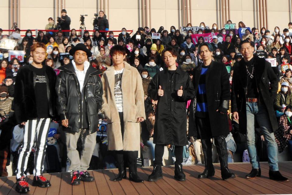 関西で初のイベントを行ったＥＸＩＬＥ　ＴＨＥ　ＳＥＣＯＮＤの（左から）ＥＸＩＬＥ　ＳＨＯＫＩＣＨＩ、ＥＸＩＬＥ　ＮＥＳＭＩＴＨ、黒木啓司、ＥＸＩＬＥ　ＴＥＴＳＵＹＡ、橘ケンチ、ＥＸＩＬＥ　ＡＫＩＲＡ＝兵庫・西宮市内