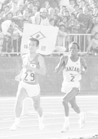 　１９８３年１２月、福岡国際マラソンで瀬古利彦氏（左）と競り合うイカンガー氏＝平和台陸上競技場