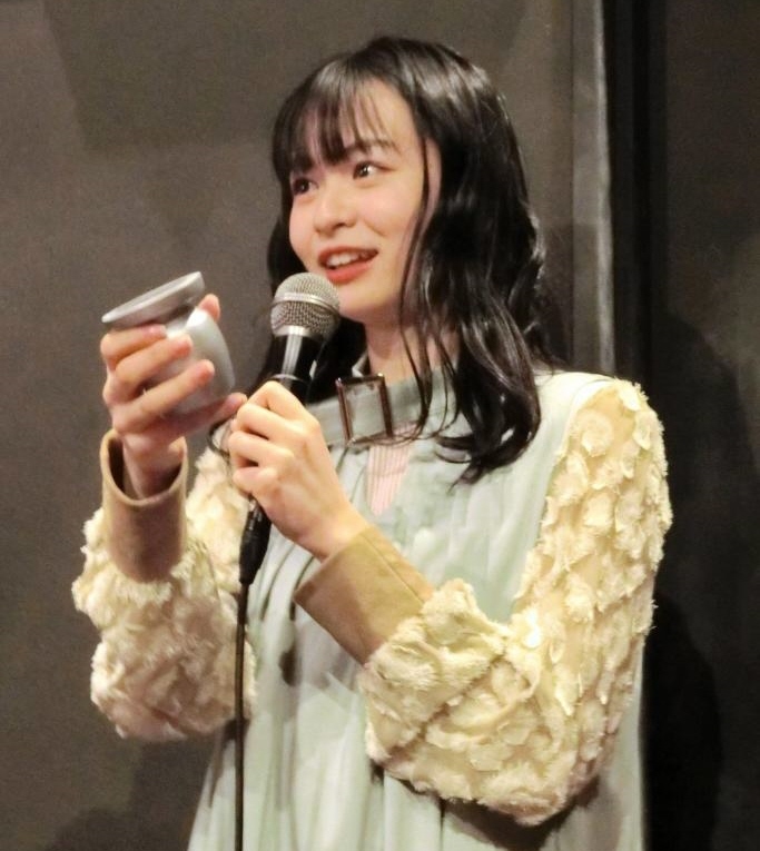 　イベントで取れたドアノブを手に驚く莉子＝東京・ヒューマントラストシネマ渋谷