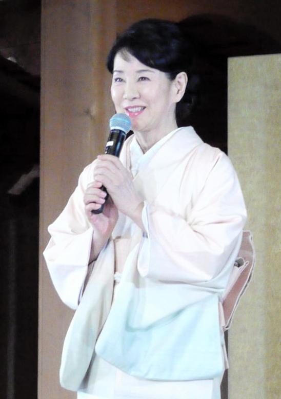 　椿染めの着物姿で登場した吉永小百合＝東京・銀座