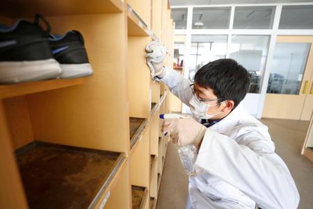 　新型コロナウイルス感染拡大の影響で休校となった北海道北広島市の公立小学校で行われた消毒作業