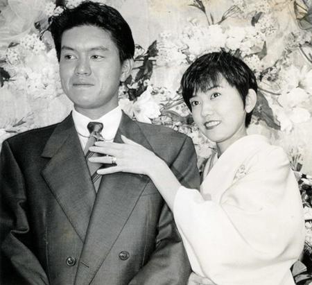 　結婚会見を終え、緊張しっぱなしのヒロミ（左）を気遣う松本伊代の左手には、ヒロミが万馬券を取ったときに贈ったというエンゲージリングが＝１９９３年１１月１６日、フジテレビ