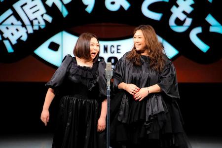「新看板お披露目特別公演」に出演した海原やすよ　ともこの海原やすよ（左）と海原ともこ（Ｃ）２０２０吉本興業