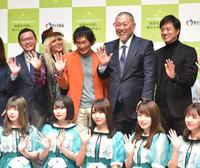 依存症に関するイベントに出演し笑顔を見せる（後列左から）塚本堅一元ＮＨＫアナウンサー、ＺＩＧＧＹ・森重樹一、杉田あきひろ、清原和博氏、高知東生＝東京・神田明神ホール（撮影・金田祐二）