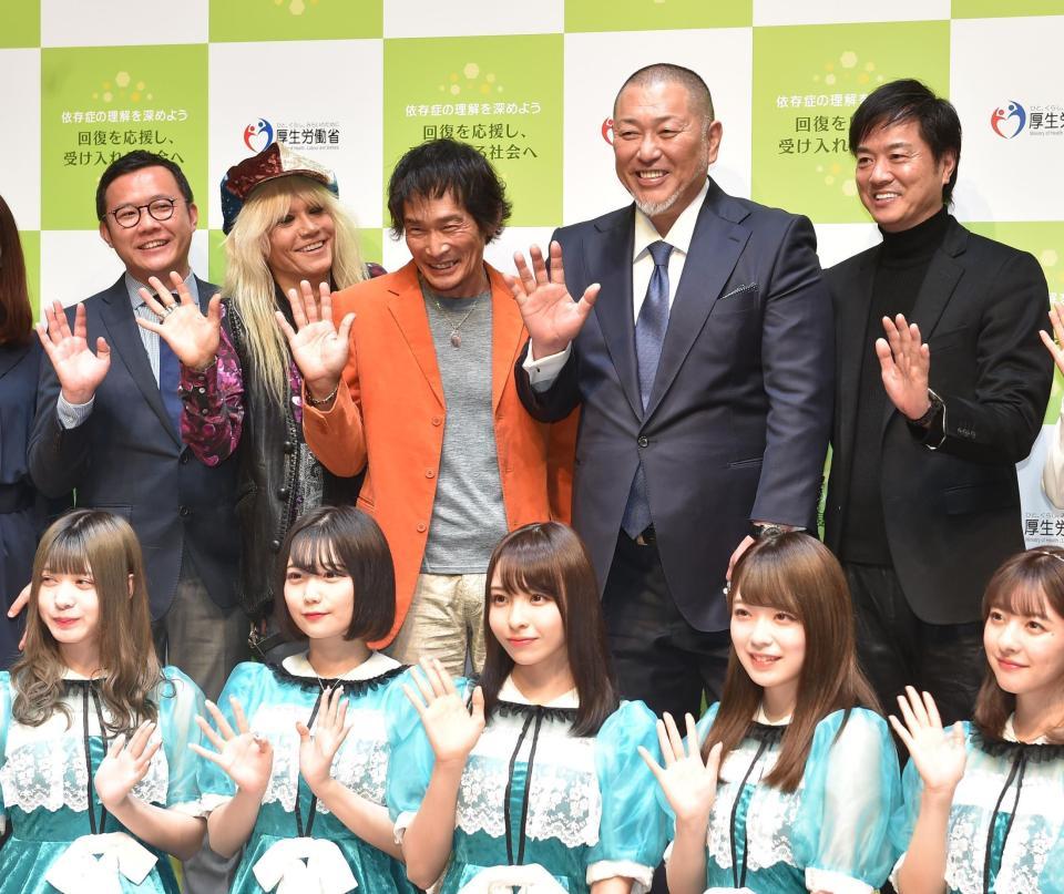 依存症に関するイベントに出演し笑顔を見せる（後列左から）塚本堅一元ＮＨＫアナウンサー、ＺＩＧＧＹ・森重樹一、杉田あきひろ、清原和博氏、高知東生＝東京・神田明神ホール（撮影・金田祐二）