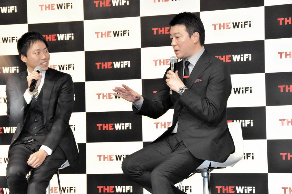商品について熱く語る加藤浩次（右）＝東京・ザ・リッツ・カールトン東京