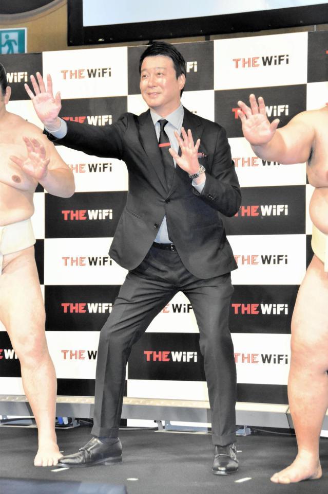 力士ポーズをとる加藤浩次＝東京・ザ・リッツ・カールトン東京