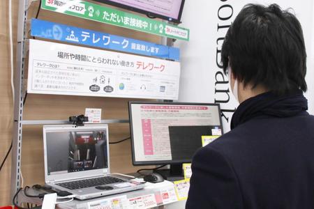 　東京・池袋のビックカメラのテレワーク向けコーナーで商品を見る男性＝３日