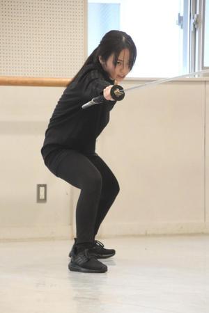 殺陣初挑戦となる今泉佑唯＝東京・西新宿