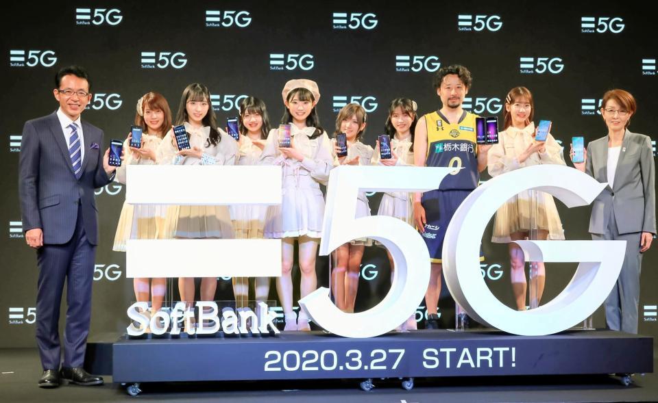 　５Ｇ新サービスを体験したＡＫＢ４８と田臥勇太選手（右から３人目）ら