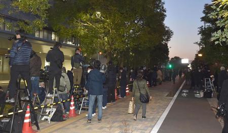 　東京湾岸警察署に集まった大勢の報道陣