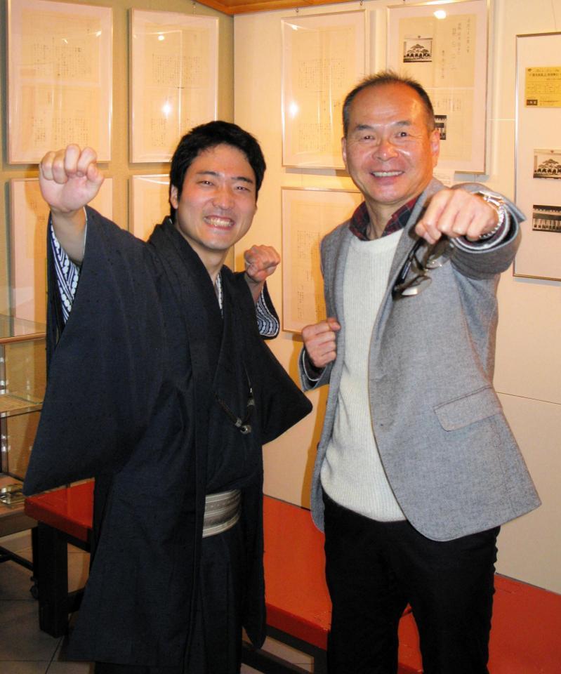 「テレワーク落語会」を配信した桂紋四郎（左）と上方落語協会・笑福亭仁智会長＝大阪市内