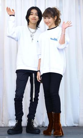 　笑顔で手を振るＹＯＳＨＩ（左）と紗栄子＝東京・ＣＯＭＭＵＮＥ（撮影・開出牧）